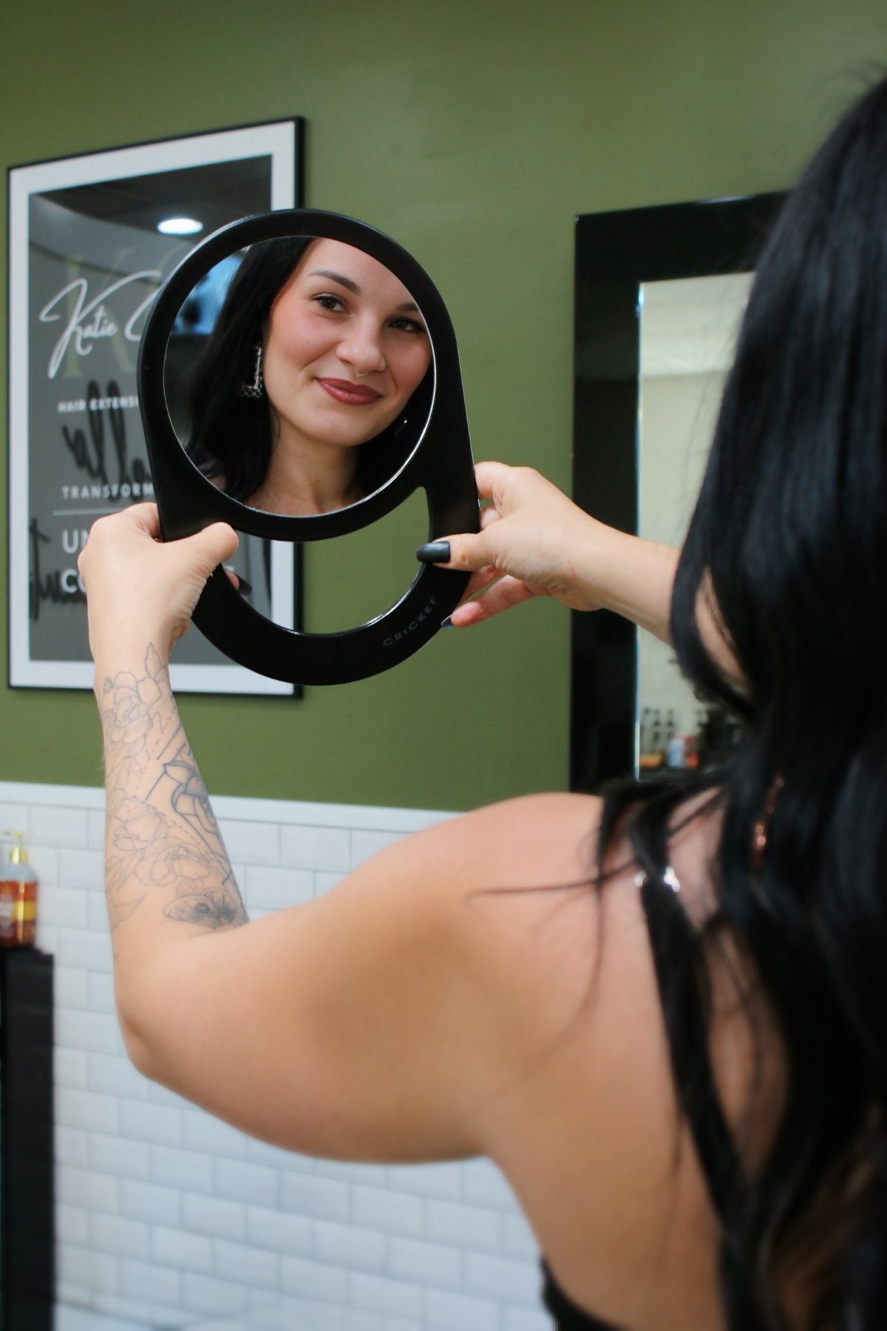 Guest in the salon mirror